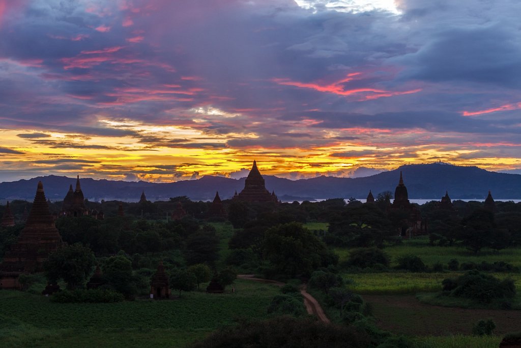 sunset at Shwesandaw Pagoda